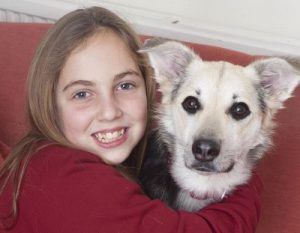 La niña y el perro