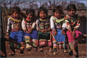 Niñas tepehuanas descendientes del primer hombre creado por el dios Sol.