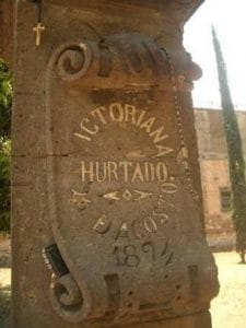 La tumba de Victoriana con la mano de piedra y el testamento